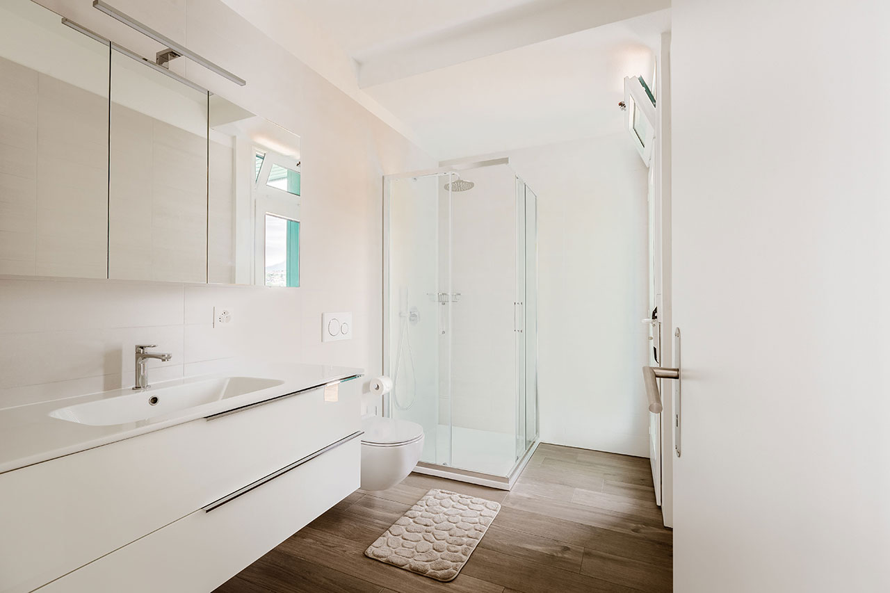 Długa mała łazienka 4 m² z wanną, WC i umywalką