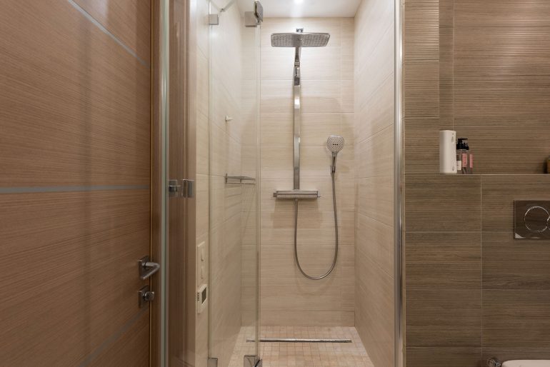 Drzwi prysznicowe w małej łazience przy WC