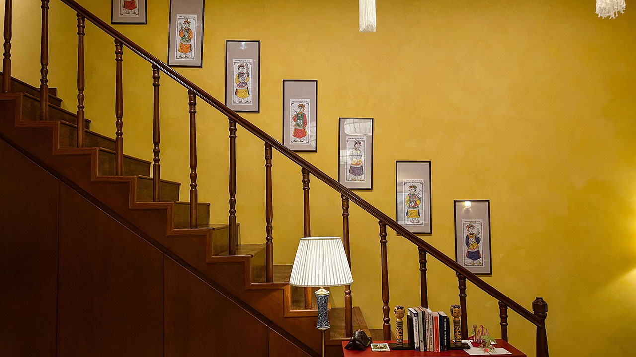 Galeria na ścianie przy schodach w domu