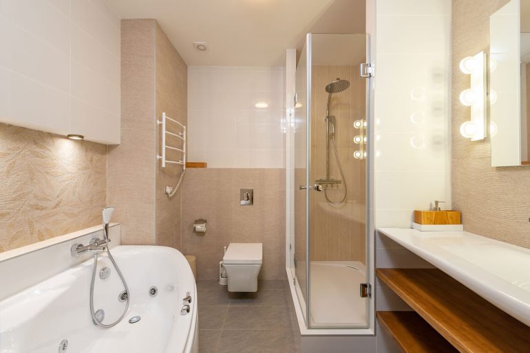 Mała łazienka 4 m² z prysznicem, pralką, WC i umywalką