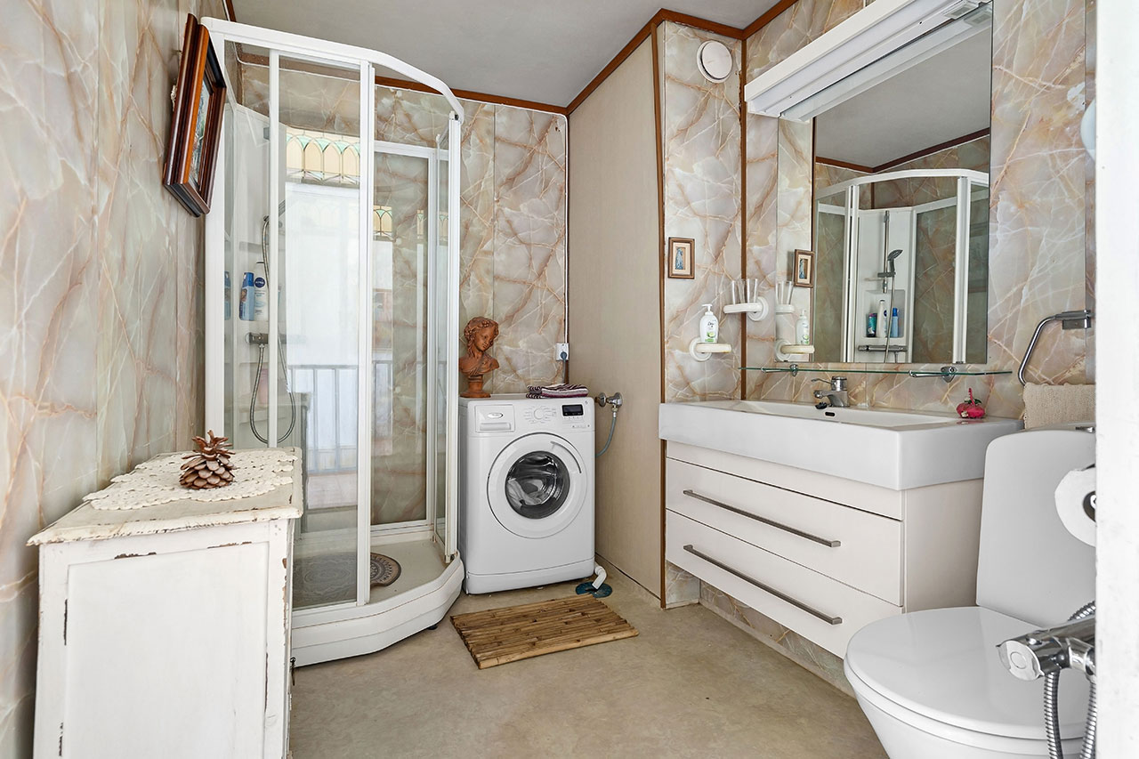 Pralka w małej łazience 4 m² z prysznicem, WC i umywalką