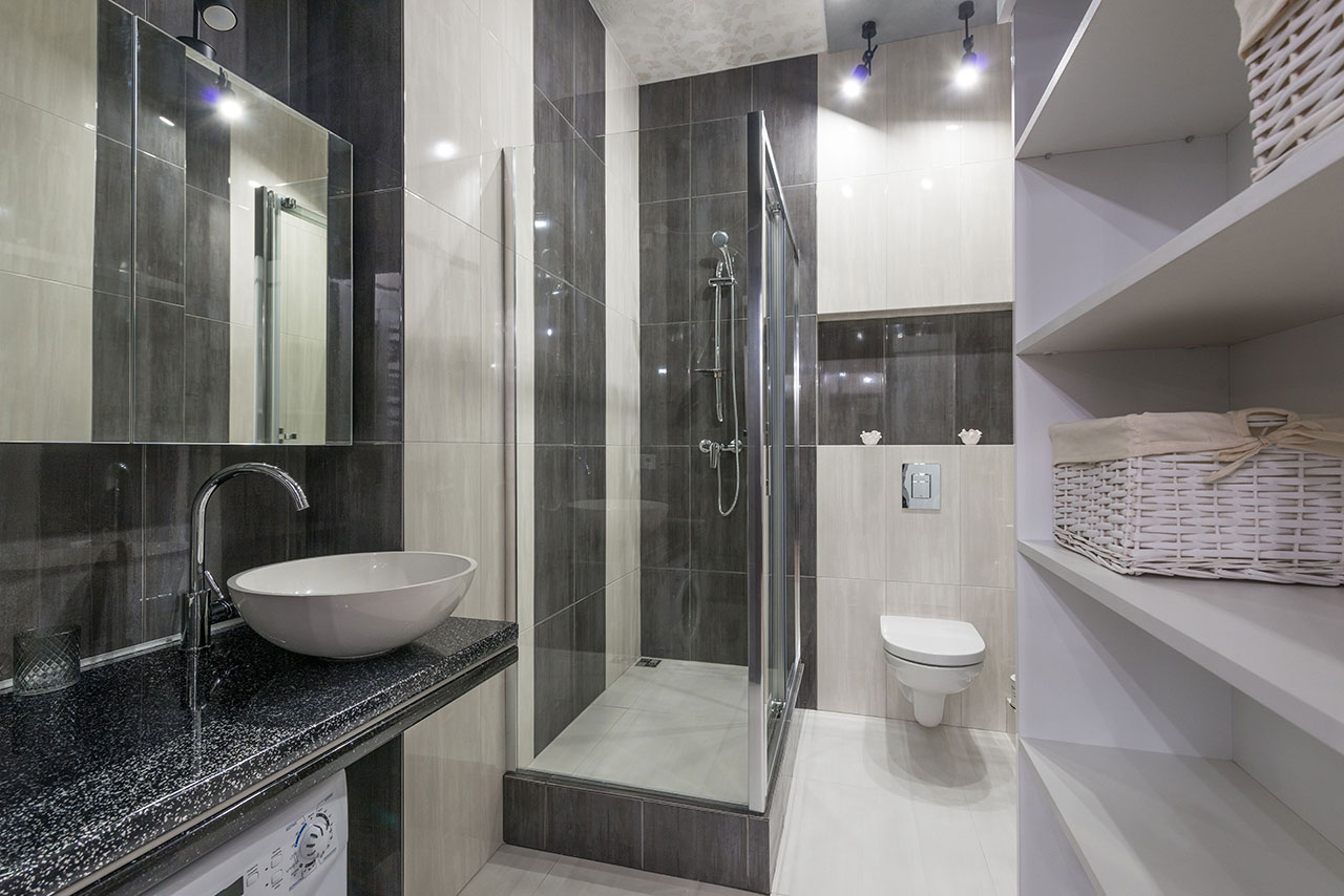 Przechowywanie w małej łazience 4 m² z pralką i prysznicem