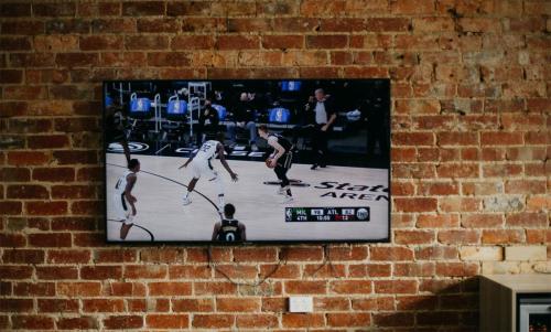 cegła na ścianie za tv