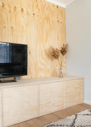 drewno na ścianie za tv