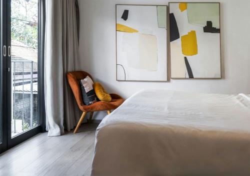 jasna podłoga z panelami