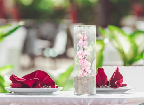 pojedynczy kwiat w szkle