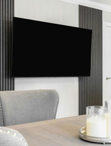 podzielone lamele na ścianie tv