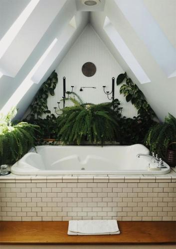 duża wanna w łazience na poddaszu