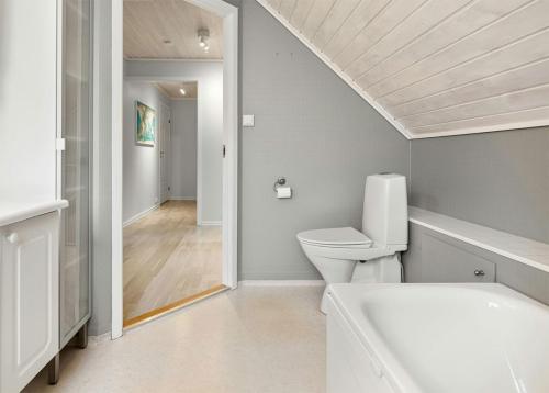 łazienka ze skosem i wanną