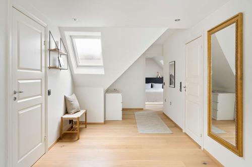 lustro na ścianie w przedpokoju