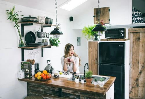 mała kuchnia otwarta na salon