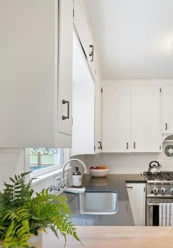 mała kuchnia z oknem