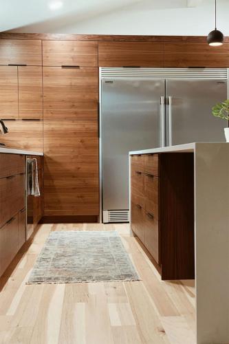 mała kuchnia z wyspą