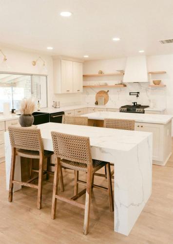 mała wyspa z kuchni na salon