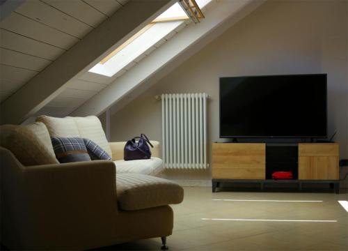 meble w pokoju na poddaszu