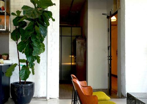 metalowe elementy w korytarzu loft