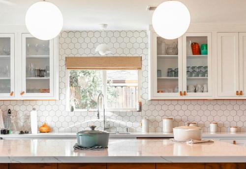 nowoczesna kuchnia z oknem na wprost