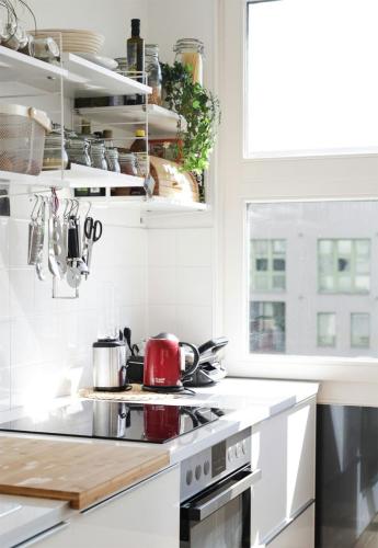 okno w kuchni na środku