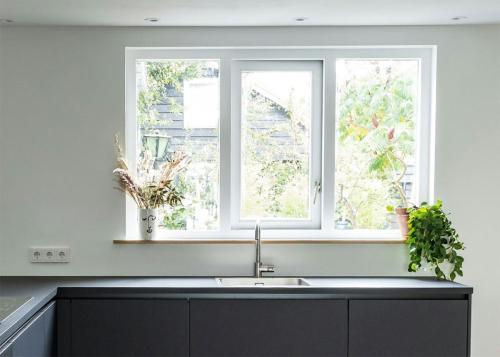 okno w kuchni na wprost