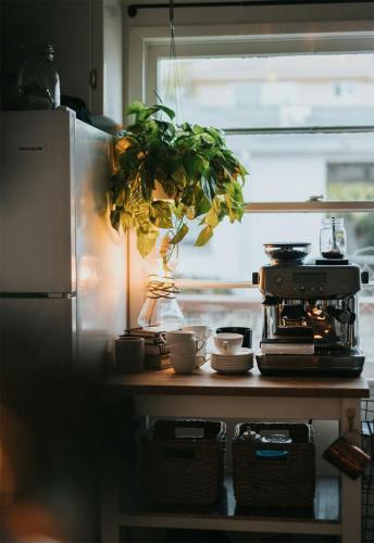 okno z automatem do kawy