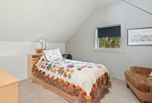 proste meble w pokoju ze skosami