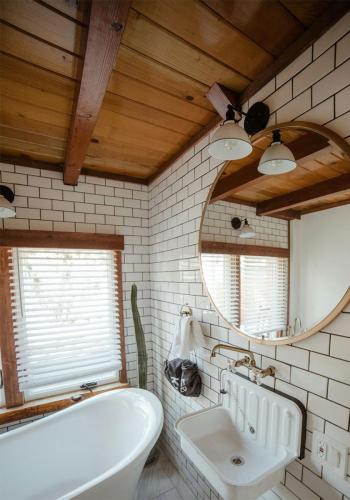 wanna w łazience ze skosem