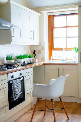 wąska kuchnia z oknem